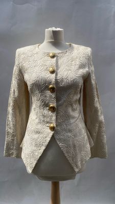 a close up of a white jacket on a mannequin mannequin