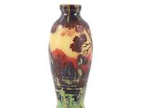 un vase sur lequel est représenté un paysage de montagne