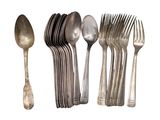 de nombreuses cuillères et fourchettes en argent sur fond blanc
