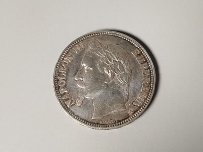une pièce de monnaie en argent portant un visage de femme