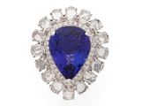 gros plan d'une bague en saphir bleu et diamant sur fond blanc