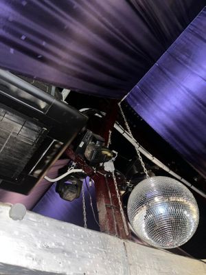 une boule à facettes suspendue au plafond d'une pièce