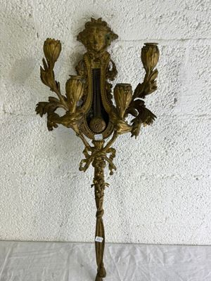 applique murale en laiton ancien ornée de fleurs et de feuilles sur fond blanc