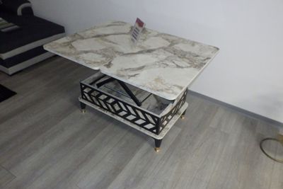 une table avec un plateau en marbre dans un salon