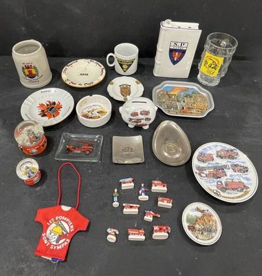 un grand nombre d'objets posés sur une table