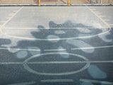 l'ombre d'une personne sur un terrain de basket