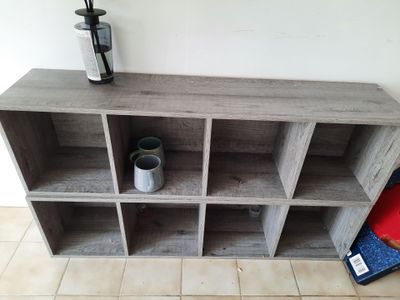 une étagère sur laquelle se trouve un vase