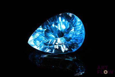 gros plan d'un diamant bleu sur une surface noire