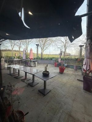 une grande terrasse équipée de tables et de parasols