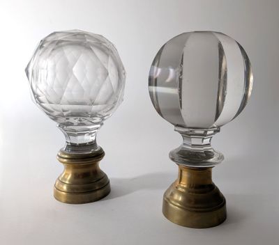 deux boutons en verre placés l'un à côté de l'autre sur une table