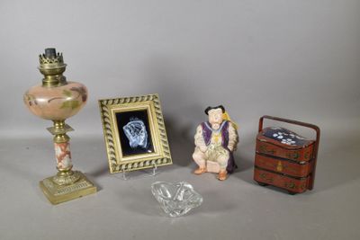 trois figurines et un cadre photo posés sur une table