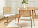 une table en bois avec deux chaises et un vase posé dessus