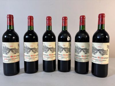 six bouteilles de vin rouge sont alignées sur une table