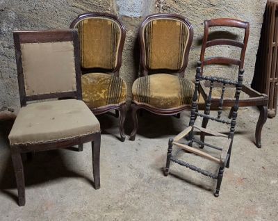 quatre chaises et une échelle dans un coin de la pièce