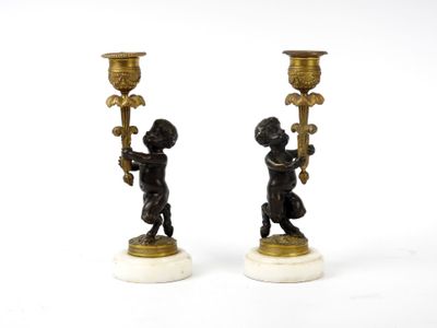 paire de bougeoirs anciens en bronze ornés de chérubins, sur des socles en marbre