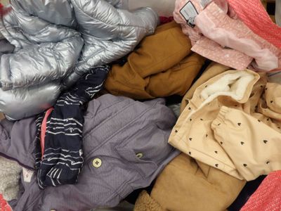 une pile de vêtements posée sur le sol