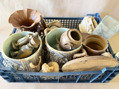 un panier bleu rempli de vases de différentes sortes