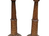 paire de bougeoirs anciens en bois avec des socles tournés