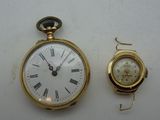 une montre de poche en or et une montre-bracelet en or posées sur une surface blanche