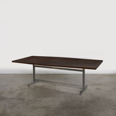 une photo d'une table en bois avec des pieds en métal dans une pièce
