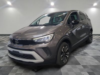 La nouvelle Toyota RAV 2019 est exposée dans un showroom