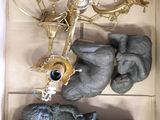 une boîte contenant une statue et une lampe