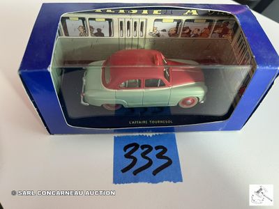 une boîte contenant une petite voiture posée sur une table