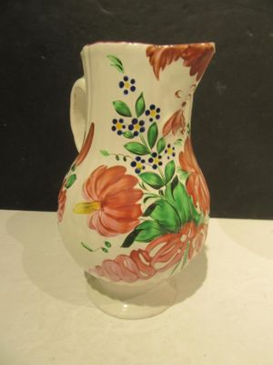 un vase avec un motif floral sur une table
