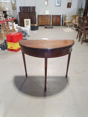 une table qui se trouve dans une pièce où il y a de nombreuses chaises