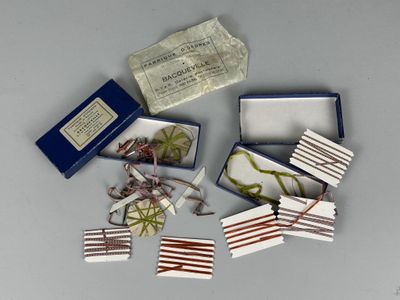 une petite boîte contenant de petits objets posée sur une table