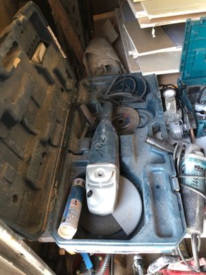 une caisse remplie d'outils à l'arrière d'un camion