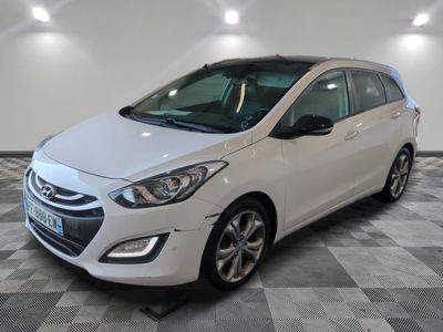 la voiture blanche est garée sur un sol en damier dans le garage