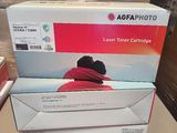 Deux cartouches de toner sont empilées l'une sur l'autre dans une boîte