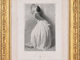 On voit un dessin représentant une femme en robe blanche, encadré dans un cadre doré.