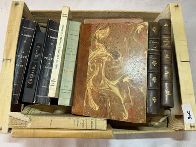 de nombreux livres dans une boîte en bois posée sur une table