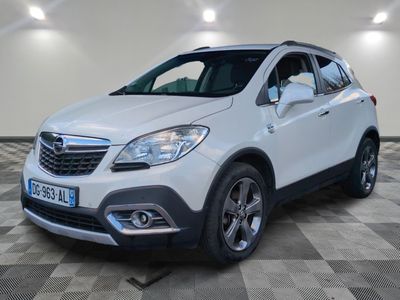 le 4x4 blanc est garé sur un carrelage à carreaux