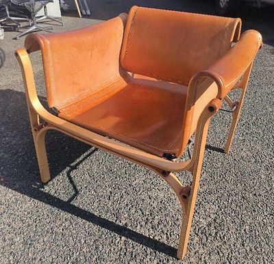 un fauteuil en cuir marron posé dans un parking