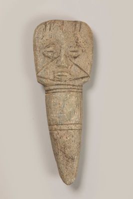 un gros plan d'un objet en pierre sur lequel est représenté un visage
