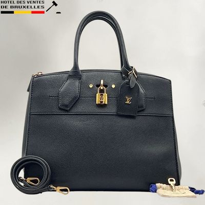 Sac à main Louis Vuitton en cuir noir avec finitions dorées
