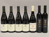 six bouteilles de vin sont alignées sur une table