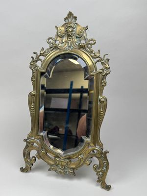 une image représentant un miroir posé sur un socle en bois