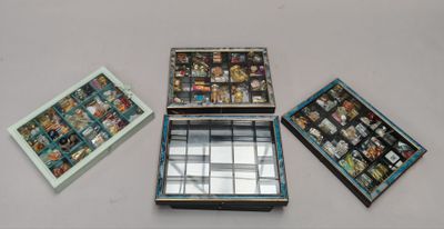 trois boîtes ornées d'images, posées sur une table