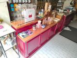 un comptoir sur lequel sont posés tout un tas d'articles