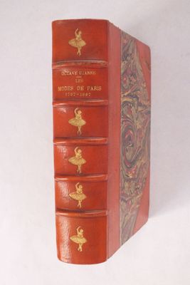 un livre rouge orné de motifs dorés