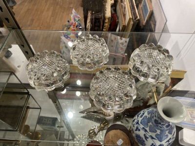 une table en verre sur laquelle sont posés de nombreux plats en verre