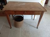 une petite table en bois sur laquelle est posé un panier