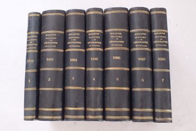 six livres sont empilés sur une surface blanche