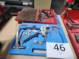 un grand nombre d'outils posés sur une table