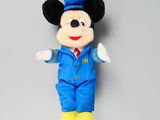 peluche Mickey Mouse avec une salopette bleue et des chaussures jaunes
