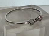 un bracelet en argent orné de pierres rouges et blanches